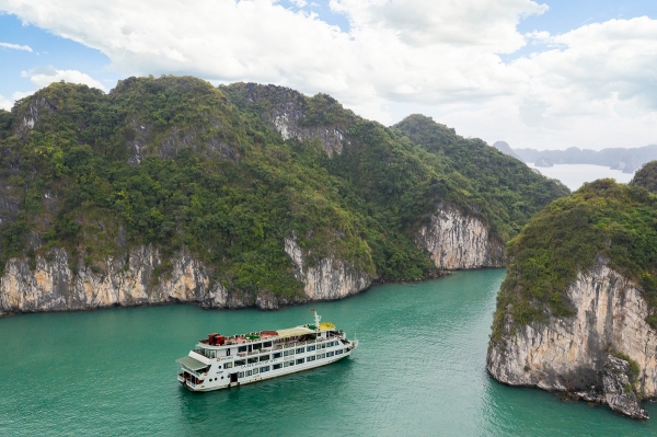 Hanoi Old town and Overnight on cruise in Halong bay